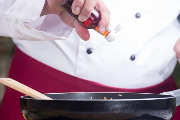 Chef-kok brengen vissaus voor het Pad Thai koken — Stockfoto