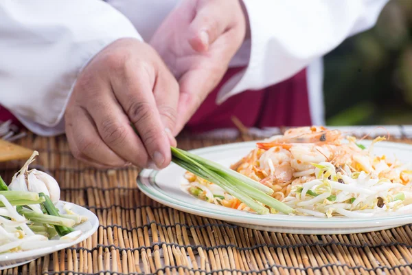 Chef decorado Pad Thai Menu con puerro — Foto de Stock