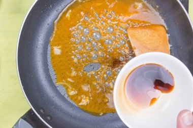 Portakal soslu balık biftek için pişirme 