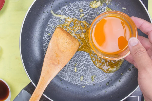 Orangensoße für Fischsteak kochen — Stockfoto