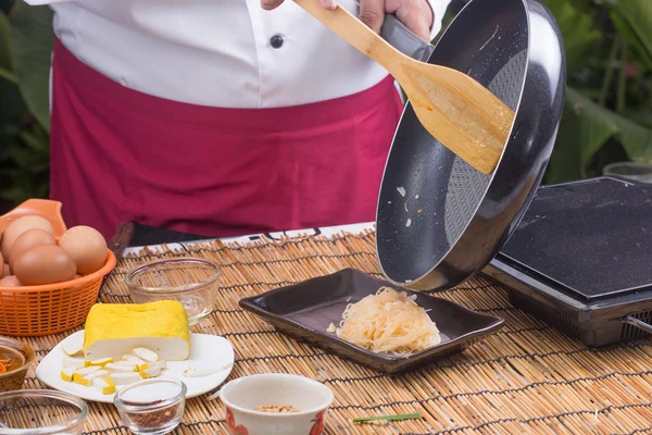 Шеф-повар клал рисовую лапшу на тарелку — стоковое фото