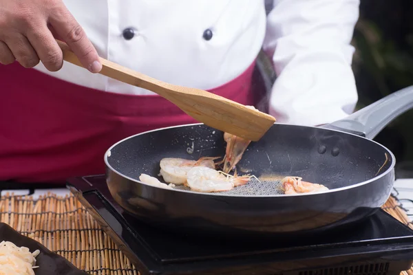 Chef mexa camarão frito para a panela — Fotografia de Stock