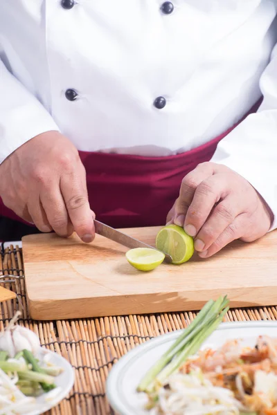 Chef slicing Lime for decorated Pad Thai — Stock Photo, Image