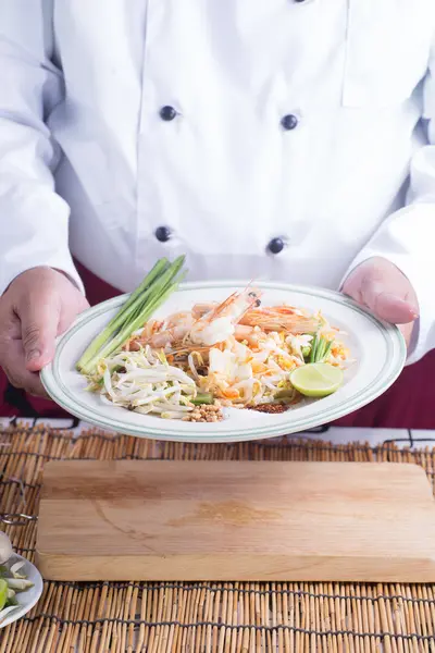 Chef presentó Pad Thai plato — Foto de Stock