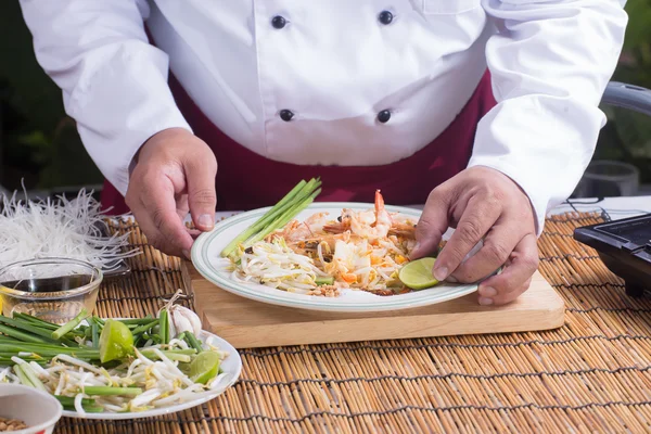 Chef decorado Pad Thai Menu con Lima — Foto de Stock