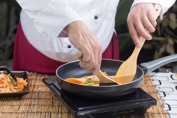 Chef cooking Pad Thai wraped wuth egg — Stock Photo, Image