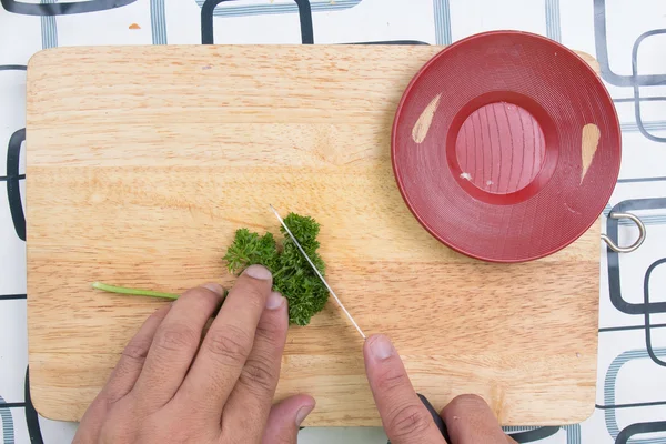 Petersilie vor dem Kochen auf einem Brett schneiden — Stockfoto