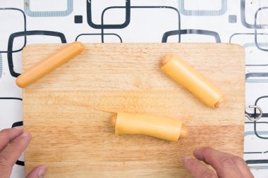 Eller peynirli sosis sarma