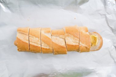 Şef sosis ekmek folyo koydu