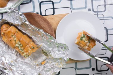 Şef sosis ekmek için plaka koymak.