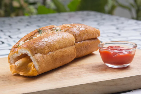 Pane salsiccia con ketchop — Foto Stock