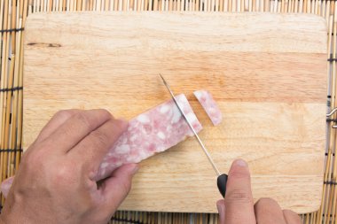 Şef kesme domuz pastırması yemek için pirinç ateş