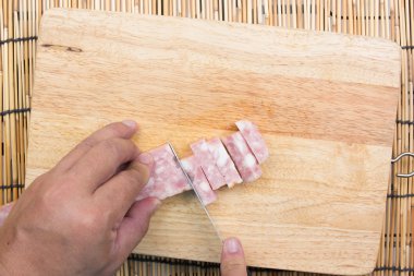 Şef kesme domuz pastırması yemek için pirinç ateş