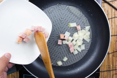 Dilim domuz pastırması koyarak Şef kaydırmak için