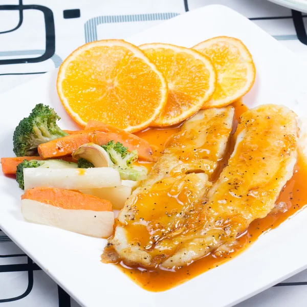 Bistecca di pesce con salsa all'arancia — Foto Stock