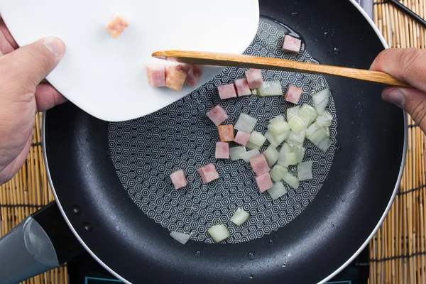 Chef plakje spek zetten om te pannen — Stockfoto