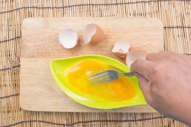 omlet EEG'ler ve çatal ile hazırlama