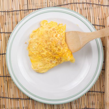 Beyaz plaka üzerinde ateş pirinç sarma Pastırmalı yumurta 