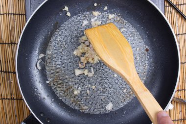 Şef cookng sarımsak ve soğan pan için