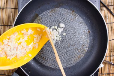 Sarımsak ve soğan kaydırmak için koyarak Şef