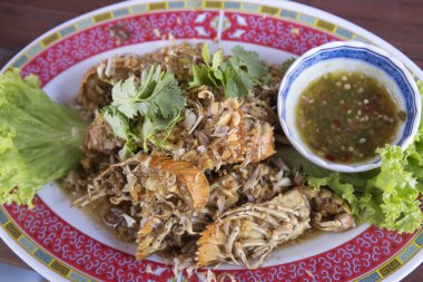 Derin kızarmış kerevit sarımsak ve biber ile 