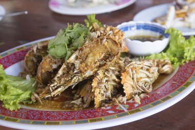 Derin kızarmış kerevit sarımsak ve biber ile 