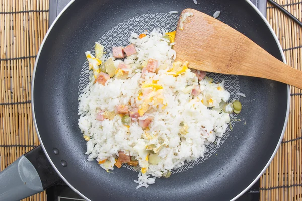 Шеф-повар помешивает жареный рис на сковороде — стоковое фото