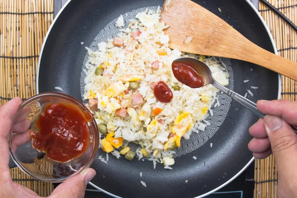 Chef-kok brengen tomatensaus voor gebakken rijst koken — Stockfoto