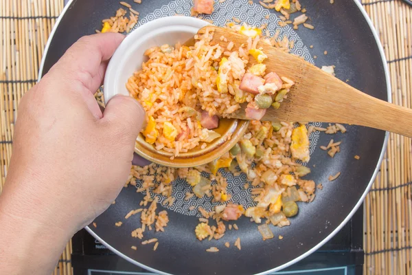 Chef-kok gebakken rijst om cup — Stockfoto