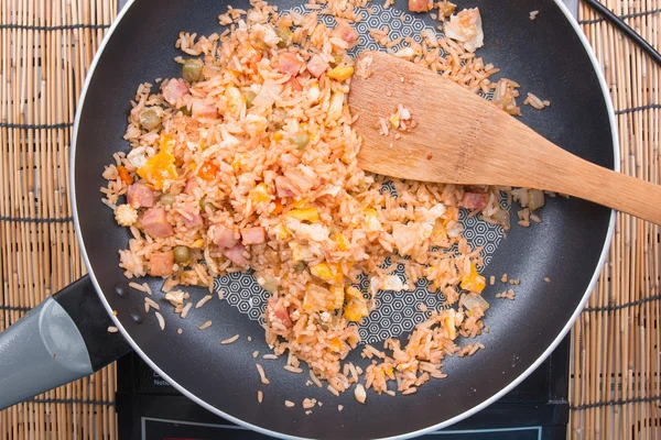 Koki memasak nasi goreng — Stok Foto