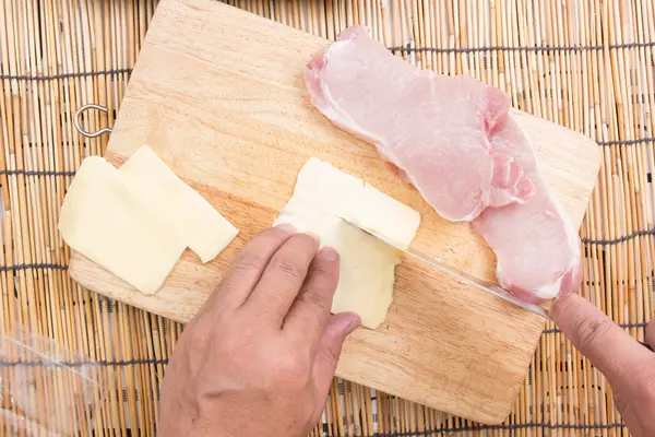 Chef cortando queso sobre tabla de madera —  Fotos de Stock