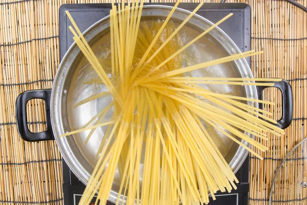 Закрытые спагетти, кипящие в кастрюле — стоковое фото