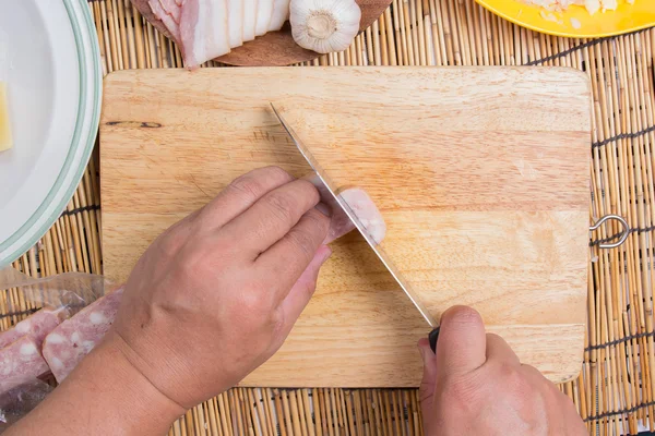 Chef cortando tocino con cuchillo antes de cocinar — Foto de Stock