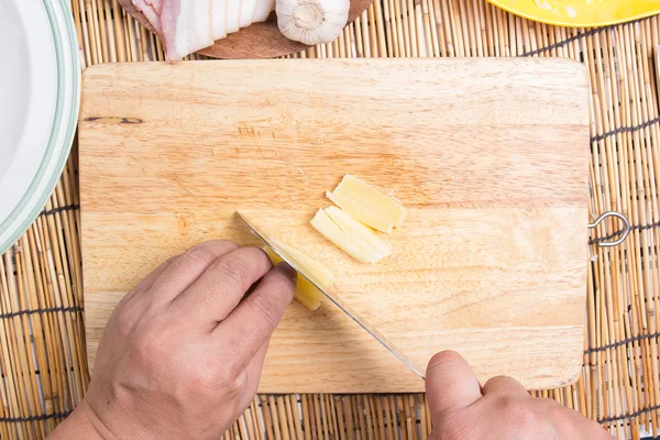 Chef cortando queso con cuchillo antes de cocinar — Foto de Stock