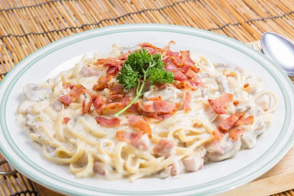 Espaguete carbonara na placa — Fotografia de Stock