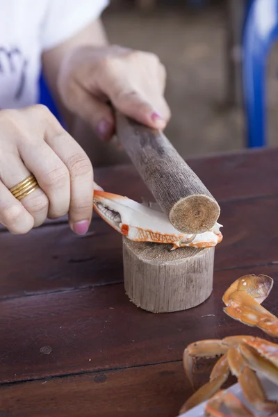 Knocked claw of crab with wood — Stock Photo, Image