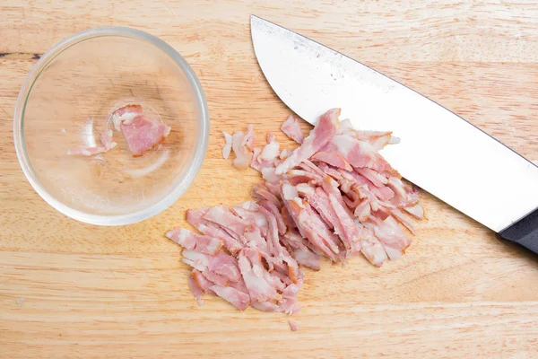 Chef cortando tocino con cuchillo —  Fotos de Stock