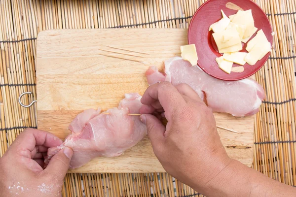 Chef-kok kaas aanbrengend varkensvlees — Stockfoto