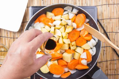 Şef dökme shoyu sos için pişirme için pan 