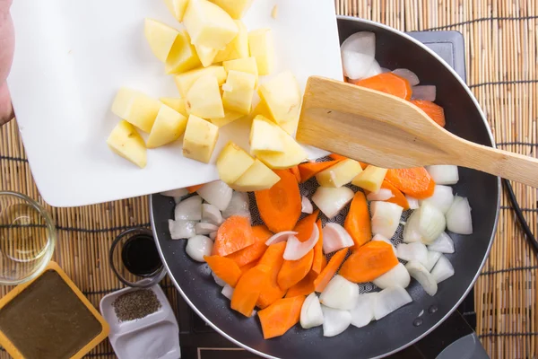 Szakács zöldség üzembe a serpenyőben főzés japán curry sertés — Stock Fotó