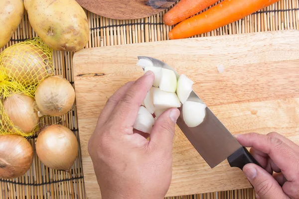 Chef memotong bawang pada papan kayu — Stok Foto