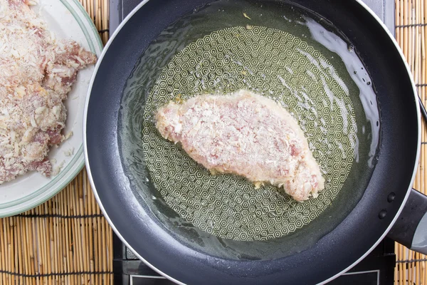 Kocken djupa stekt fläsk i stekpanna — Stockfoto