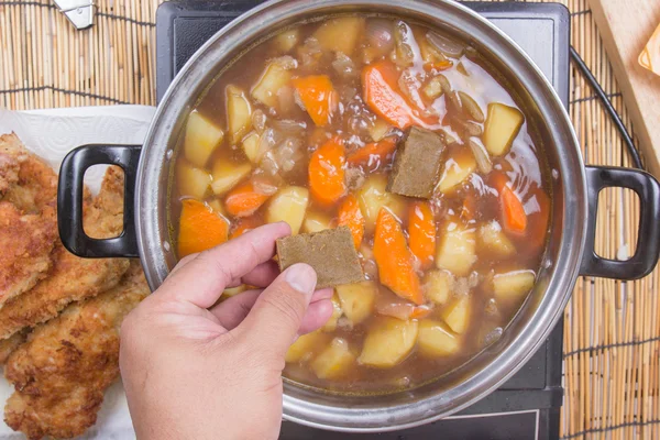 Chef-kok brengen Japanse curry geplakt voor het koken — Stockfoto