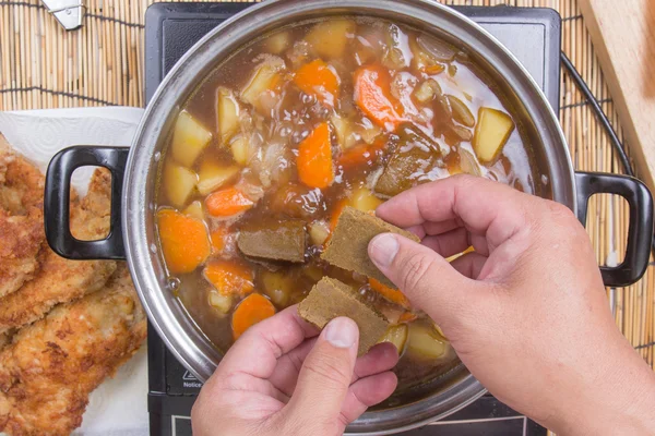 Chef-kok brengen Japanse curry geplakt voor het koken — Stockfoto