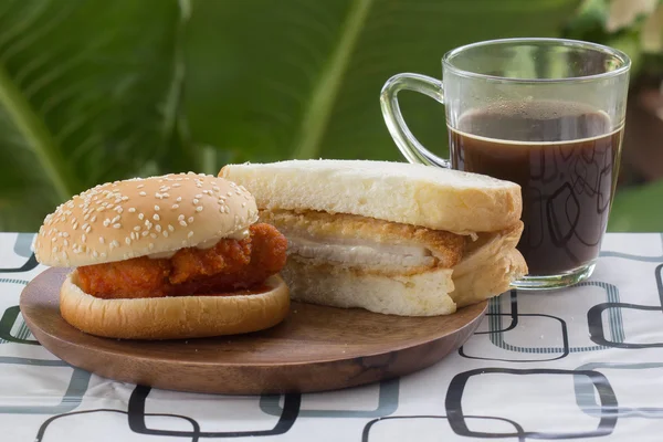 Kyckling burgare, smörgås och kaffe — Stockfoto