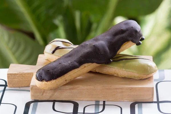 Groene thee en chocolade coating Eclair — Stockfoto