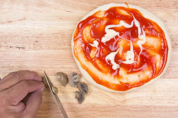 Cortando cogumelo para cobertura de pizza — Fotografia de Stock