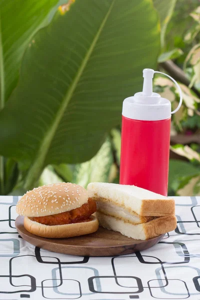 Kryddig kyckling burgare och tongkatsu smörgås — Stockfoto