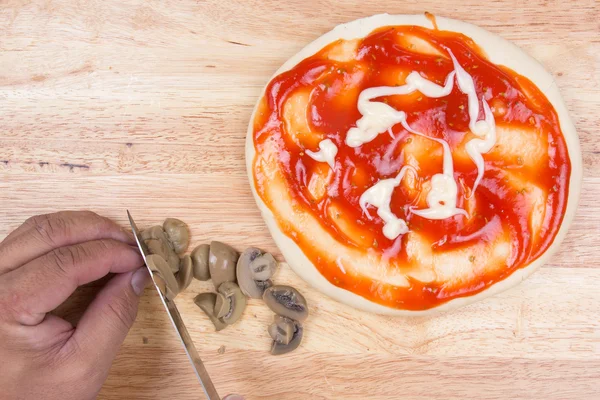 Rebanando champiñones para rematar pizza —  Fotos de Stock