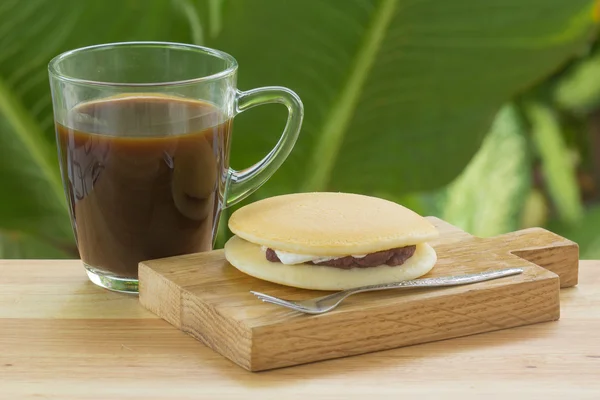 Torta Dorayaki Pan relleno de frijol rojo con café — Foto de Stock